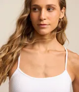 Top deportivo blanco Get Over con copa, sin costuras y diseño texturizado con detalles en diagonal. Cuenta con escote redondo y breteles finos ajustables.