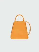 Bolso tote pequeño de cuero negro con diseño estructurado, doble asa superior y correa larga ajustable para llevar al hombro o cruzado. Cuenta con cierre de solapa y detalles metálicos dorados.