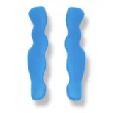 Par de aros colgantes de acrílico celeste con forma ondulada.