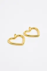 Par de aros dorados con forma de corazón y cierre de presión.
