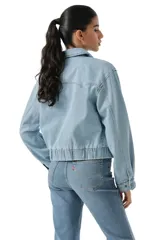 Campera de jean de corte corto con cierre frontal, cuello clásico y cintura elástica. Presenta mangas largas con puños abotonados y costuras tipo western en el pecho.