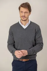 Sweater de cuello en V confeccionado en lana merino, de diseño clásico con puños y ruedo acanalados.