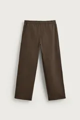 Pantalón jogger de corte regular fit y color negro, confeccionado en tejido compacto de algodón con interior de rizo. Cuenta con cintura elástica, bolsillos frontales y un bolsillo trasero de doble vivo.