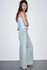 Jeans de mujer tiro alto, color celeste claro lavado, con cinco bolsillos y pierna extra ancha y larga.