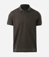 Remera polo blanca de viscosa texturizada con rayas, cuello y puños de mangas cortas en ribana con detalles contrastantes en negro.