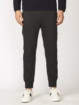 Pantalón jogging de corte slim, con puños elastizados, cintura con cordón ajustable, cierres laterales engomados y bolsillo tipo parche lateral.