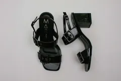 Sandalias negras acharoladas con doble hebilla y taco cuadrado.