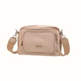 Bandolera Terrano de diseño rectangular, confeccionada en lona color beige. Cuenta con un compartimento principal con cierre, un bolsillo frontal externo con cierre y logo de la marca aplicado. Incluye una correa de hombro ajustable y extraíble con detalles en cuero sintético.
