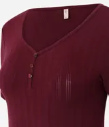 Blusa de pijama bordó de ribana, con textura acanalada, escote en V con abertura frontal de botones y mangas cortas.