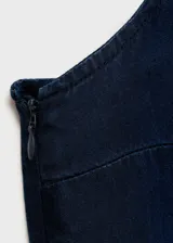Top azul marino con cuello asimétrico y un solo tirante. Presenta detalle fruncido en el lateral con cordones ajustables y bajo asimétrico.