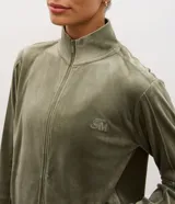 Campera deportiva Get Over de plush azul marino, con cuello alto, cierre frontal por cremallera y puños ajustados.