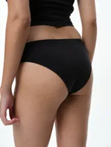Bombacha tipo bikini de tiro bajo confeccionada en microfibra seamless, diseñada para un ajuste suave y sin marcas. Cuenta con fundillo de algodón para mayor frescura.