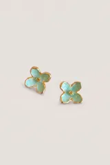 Aros tipo caravana con diseño de flor de cuatro pétalos en color turquesa con bordes y centro dorados.