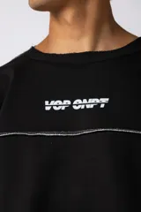 Buzo oversize de corte boxy, confeccionado en algodón rústico de alto gramaje en color beige. Presenta cuello redondo con borde crudo, mangas largas y una estampa frontal con el texto VCP delimitado por líneas horizontales blancas.