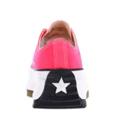 Championes de plataforma Converse modelo Run Star Hike OX, color fucsia con cordones blancos, puntera de goma blanca y suela dentada bicolor en blanco y negro.