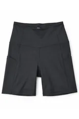 Calza biker deportiva corta de color gris oscuro, tiro alto y con bolsillos laterales incorporados.