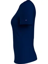 Remera Tommy Hilfiger azul marino de algodón, con cuello redondo, corte slim y mangas cortas. Presenta un monotipo "Hilfiger" impreso en el pecho en blanco y detalles distintivos de la marca.