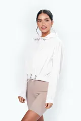 Campera blanca con capucha y ajustes en cintura y cuello.