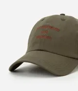 Gorra de sarga color verde oliva con visera curva y ajuste trasero mediante hebilla. Presenta un bordado frontal en hilo naranja con el texto "Los Angeles 1996 California".