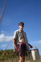 Short de baño color bordó con cintura elastizada y cordón ajustable.