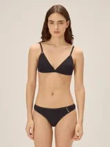 Conjunto de bikini negro de Margara, compuesto por un top de triángulo clásico y una bombacha semivedetina. Ambos presentan costuras visibles en tono contrastante y sutiles detalles de botones decorativos.
