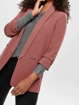 Blazer regular fit color rosado viejo, con cuello solapa, mangas 3/4 y bolsillos frontales ribeteados.
