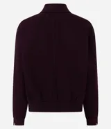 Campera bomber de sarga acanalada en color bordó, con cuello camisero, cierre frontal con botones forrados y puños con ajuste elástico.