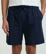 Bermuda de playa para hombre, de corte recto y color verde menta, confeccionada en algodón texturizado con diseño de rayas sutiles. Cuenta con cintura elástica con cordón de ajuste, bolsillos laterales y diseño sin estampas.