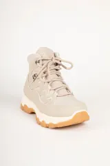 Botas tipo hiking color verde oliva, de gamuza y nylon, con suela con relieve y cordones a tono. Son acolchonadas por dentro, lo que proporciona comodidad y abrigo.