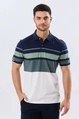 Remera polo de manga corta con diseño de franjas horizontales en tonos azul marino, celeste, verde y blanco. Presenta cuello camisero con cierre frontal de dos botones y pequeño bordado alusivo en el pecho.