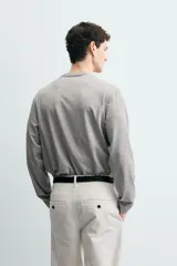 Camiseta de manga larga con corte relajado, confeccionada en tejido de algodón de peso medio, con cuello redondo acabado en rib.
