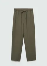 Pantalon de corte recto y estilo jogger, confeccionado en tejido fluido color verde militar. Presenta cintura elástica con cordón ajustable y bolsillos laterales.