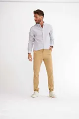 Pantalon de gabardina color beige, de corte recto y estilo chino, con bolsillos laterales y traseros.