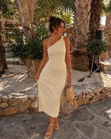 Vestido midi de un solo hombro en tono amarillo pastel, confeccionado en tejido elastizado con textura sutil, con copas incorporadas, forro interno y tajo lateral en el bajo.