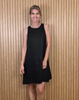 Vestido corto negro de lino con silueta amplia y escote halter, sin mangas.
