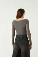 Top de manga larga confeccionado en tejido de tul con transparencias, de corte ajustado y cuello redondo.