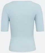Blusa de punto acanalada color marfil, con cuello barco y mangas cortas, de corte ajustado al cuerpo de la marca Marfinno.