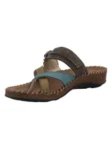 Sandalia de cuero estilo Birkenstock con diseño de tiras cruzadas en el empeine, sujetacintas para el dedo y tira ajustable con hebilla metálica. Suela de corcho y base de goma antideslizante con costuras decorativas visibles.