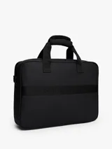 Maletín para portátil negro de poliéster, con acabado liso y logo metálico tonal de Tommy Hilfiger en el frente. Posee dos asas superiores y una correa ajustable extraíble para llevar al hombro. Incluye funda de portátil incorporada y múltiples bolsillos exteriores.