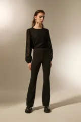 Calza de algodón con corte oxford y tiro alto, de color negro.