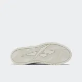 Championes Reebok ATR-Chill color gris topo con detalles en blanco y suela color crema. Confeccionados en cuero y suela de caucho.