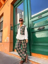 Pantalón de corte recto y tiro alto con estampado de cuadros en tonos verdes, beige y negro.