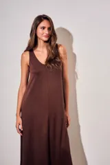 Vestido midi de viscosa color marrón, sin mangas, con escote redondo y silueta fluida y holgada.