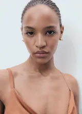 Mono largo de corte recto y diseño sin mangas, confeccionado en una mezcla de viscosa y lino. Presenta un escote drapeado, tirantes finos ajustables y cierre de cremallera en la parte posterior.