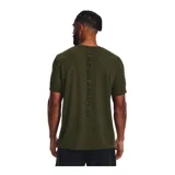 Remera deportiva de entrenamiento Under Armour, con diseño de textura de rejilla y ventilación estratégica. Presenta un corte ajustado, cuello redondo y mangas cortas, confeccionada con tecnología sin costuras para mayor comodidad y libertad de movimiento.