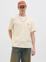 Camiseta color crema de algodón con cuello redondo y estampado en el frente y la espalda con la leyenda "Originals Urban Aesthetics Certified Daily Basic Garments Designed in the Holmen District by Team Originals Est. Copenhagen 1990 Creative Community".