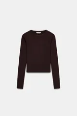 Camiseta de manga larga en color marrón oscuro, confeccionada en tejido de algodón. Presenta un diseño de corte ajustado (slim fit) con cuello redondo.