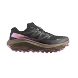 Championes Salomon Ultra Flow 2 GORE-TEX para trail running, color negro con entresuela marrón, detalles en fucsia y logo amarillo. Cuentan con tecnología impermeable GORE-TEX, amortiguación optiFOAM y suela All Terrain Contagrip.
