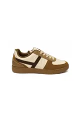 Zapatilla urbana de diseño retro, combinación de tonos beige y marrón, con cordones y suela de goma.