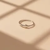 Anillo fino de plata 925 con un pequeño dije en forma de estrella integrado en la parte superior.